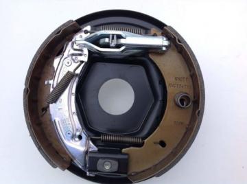 Щиток томозной F160 (правый/левый) KNOTT